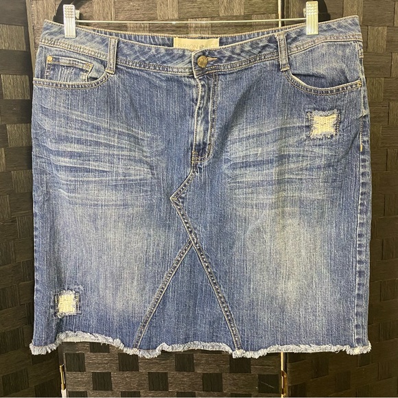 Fashion Bug Size 20 Blue Denim Distressed Mini Skirt Raw Hem Light Wash - Picture 1 of 5
